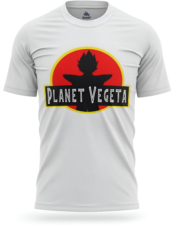 Le t-shirt blanc représente le logo de Jurassic Park avec le texte "Planet Vegeta" écrit en dessous. Au-dessus du texte, on peut voir la silhouette noire de Vegeta, un personnage de la série animée Dragon Ball Z.,T--6648990449,T--0460487574,T--1829258591,T--8845264998,T--8373838295,T--7138178425