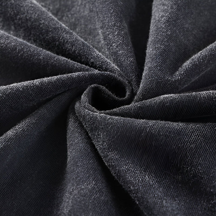 Une image en gros plan d'un t-shirt noir froissé.,T--5754491336,T--8883566238,T--5988933092,T--7174507190,T--545856863X,T--1668389290