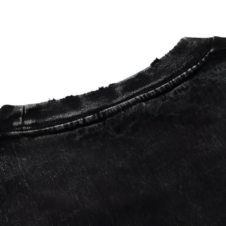 Une image du col d'un t-shirt noir déchiré.,T--6969370747,T--7887452791,T--7798841067,T--831387788X,T--5791599471,T--2670685803