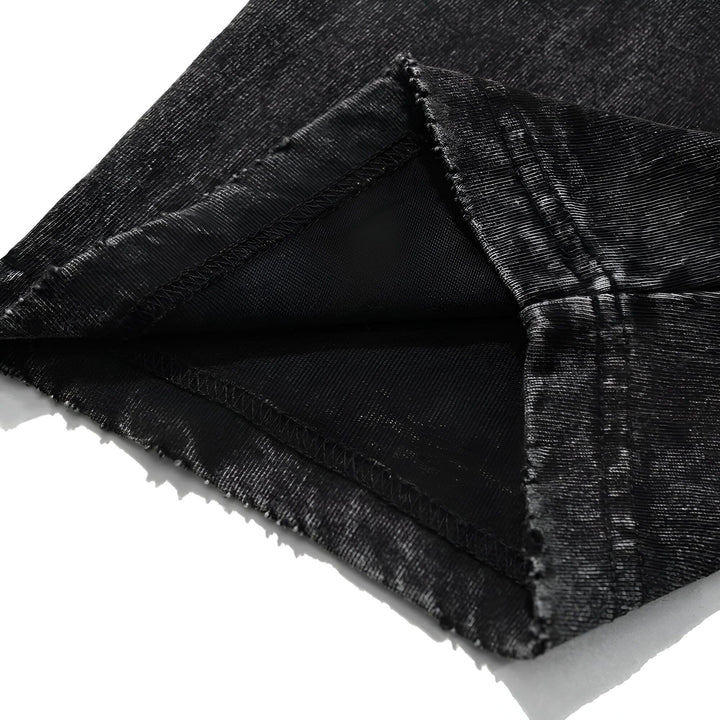 Une image en gros plan d'un jean noir déchiré.,T--2873553855,T--5600654235,T--9548785412,T--3418699685,T--5927525067,T--6177110738