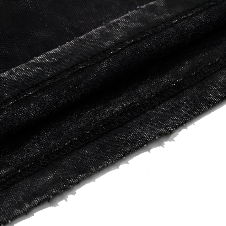 Une image en gros plan d'un t-shirt noir déchiré. Le t-shirt est déchiré au niveau de l'ourlet et on peut voir les fils qui dépassent. Le t-shirt est également froissé et usé.,T--2873553855,T--5600654235,T--9548785412,T--3418699685,T--5927525067,T--6177110738
