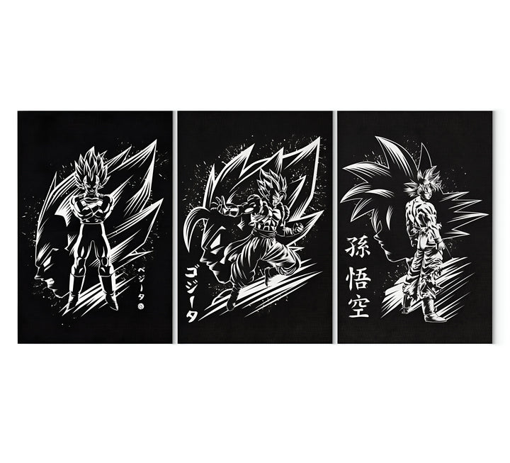 L'image représente un triptyque de posters Dragon Ball Z en noir et blanc. Sur le poster de gauche, on voit Goku, le personnage principal de la série, en train de se battre contre Vegeta, le prince des Saiyans. Sur le poster du milieu, on voit Gohan, le fils de Goku, en train de se battre contre Cell, un androïde maléfique. Sur le poster de droite, on voit Trunks, le fils de Vegeta, en train de se battre contre Freezer, un tyran galactique.