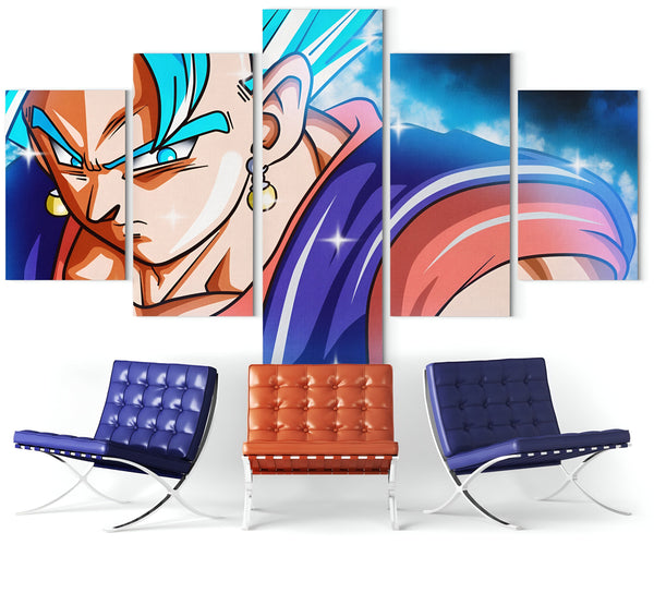 L'image représente un mur avec un tableau en cinq parties. Le tableau représente le personnage de dessins animés Vegeta, un Saiyan de la série Dragon Ball Z. Il est représenté avec les cheveux bleus et les yeux bleus. Il porte une combinaison bleue et orange. Le fond du tableau est bleu avec des nuages blancs. Il y a deux chaises en cuir marron et bleu devant le tableau.,TA-899646242X,TA-9642990636,TA-636789067X,TA-1287058817,TA-6627442051,TA-7187813627