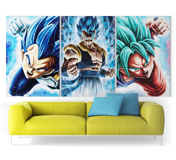 L'image représente un triptyque de trois toiles. 
La toile de gauche représente le personnage de Son Goku, un Saiyan, en train de se battre. Il est entouré d'un aura bleue et jaune. 
La toile du milieu représente le personnage de Vegeta, un Saiyan, en train de se battre. Il est entouré d'une aura bleue. 
La toile de droite représente le personnage de Broly, un Saiyan, en train de se battre. Il est entouré d'une aura verte. 
Les trois toiles sont sur un fond blanc.