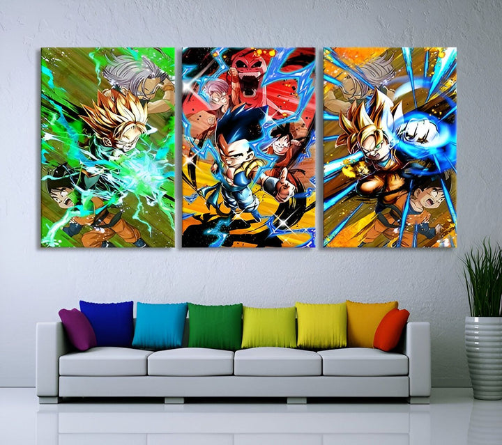 Une image de trois personnages de la série animée Dragon Ball Z. Le personnage de gauche est un jeune garçon aux cheveux bleus et portant un kimono vert. Il est en train de charger une attaque énergétique verte. Le personnage du milieu est un jeune garçon aux cheveux noirs et portant un kimono bleu. Il est en train de charger une attaque énergétique bleue. Le personnage de droite est un jeune garçon aux cheveux jaunes et portant un kimono orange. Il est en train de charger une attaque énergétiq
