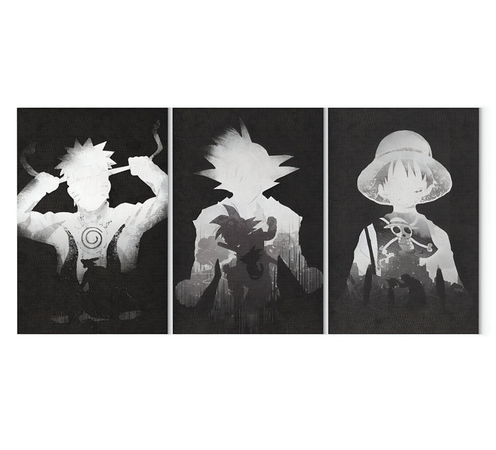 L'image représente un triptyque de trois affiches mangas en noir et blanc. 
La première affiche représente le personnage de Naruto Uzumaki, de la série Naruto. Il est représenté de profil, avec son bandeau frontal et sa kunai.
La deuxième affiche représente le personnage de Son Goku, de la série Dragon Ball Z. Il est représenté de face, avec son kimono et son bâton magique.
La troisième affiche représente le personnage de Monkey D. Luffy, de la série One Piece. Il est représenté de dos, a