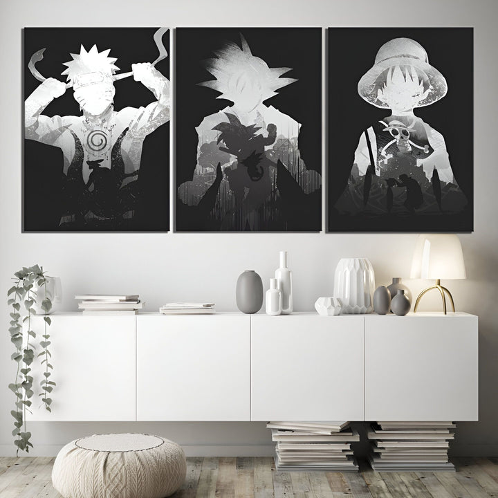 L'image représente un triptyque de cadres muraux en noir et blanc. Le cadre de gauche représente le personnage de Naruto Uzumaki de la série animée Naruto. Le cadre du milieu représente le personnage de Son Goku de la série animée Dragon Ball Z. Le cadre de droite représente le personnage de Monkey D. Luffy de la série animée One Piece.,TA-8768129610,TA-3127063032,TA-2685016872,TA-7398237251,TA-5400926541,TA-3838380304