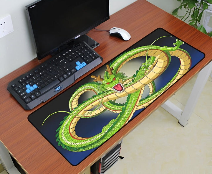 Un tapis de souris illustré d'un dragon vert enroulé sur lui-même. Il y a un clavier et une souris sur le tapis de souris.,TA-8953516676