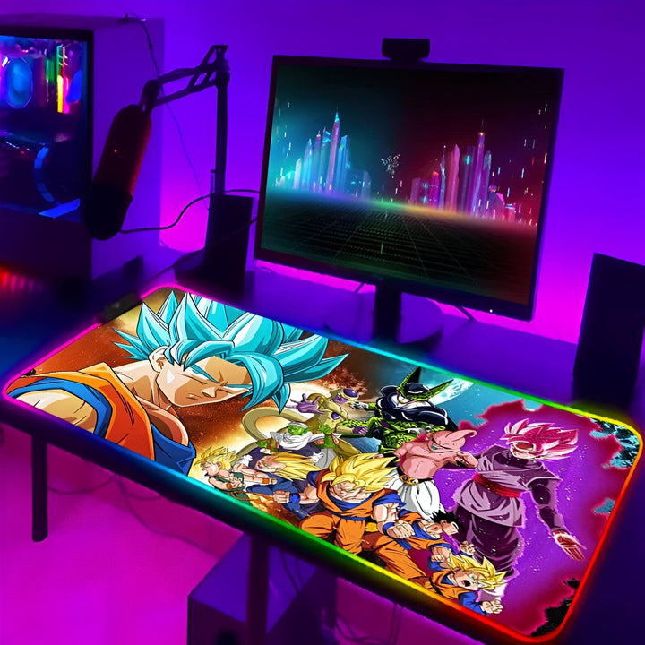 L'image représente un tapis de souris de gaming avec les personnages du manga Dragon Ball Z. On y voit Goku, Vegeta, Gohan, Piccolo, Trunks, Goten et Krilin. Le tapis de souris est éclairé par des LED RGB.,TA-2833572425,TA-5434278739,TA-6138250362