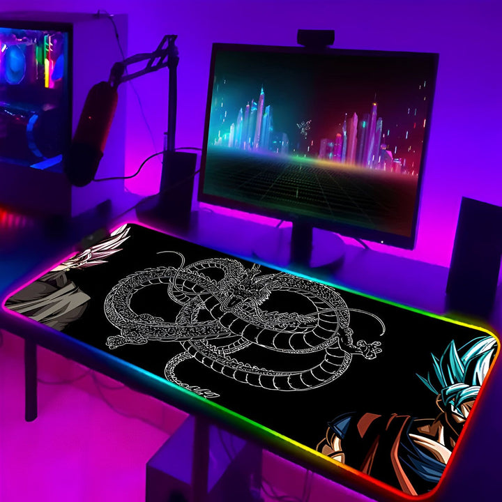 L'image représente un tapis de souris de gamer avec un dragon blanc enroulé sur fond noir. Le tapis de souris est éclairé par un rétroéclairage RGB.,TA-4613432863,TA-346898006X,TA-2925790976