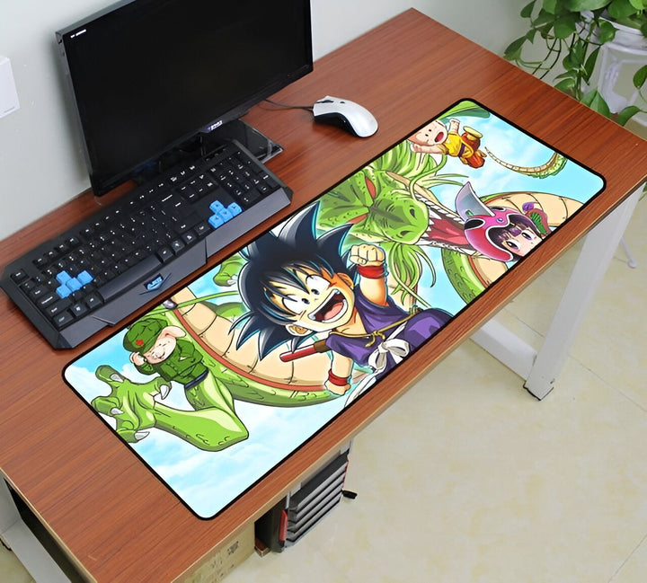 Un tapis de souris illustré de personnages du dessin animé Dragon Ball Z. On y voit Goku, Bulma, Tortue Géniale et Krilin chevauchant Shenron, le dragon sacré.,TA-8431905123