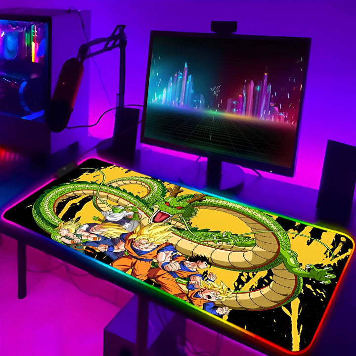 L'image représente un tapis de souris de gaming sur le thème de Dragon Ball Z. On y voit Goku, Vegeta, Gohan et Trunks en train de combattre un dragon. Le tapis de souris est éclairé par des LED RGB.,TA-9541912788,TA-2730293248,TA-9269825094