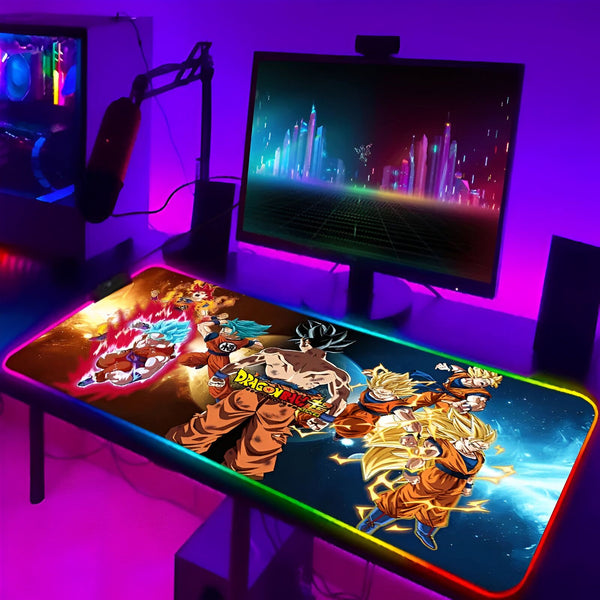 L'image représente un tapis de souris de jeu avec les personnages de la série animée Dragon Ball Z. Les personnages sont représentés en train de combattre sur un fond de planète. Le tapis de souris est éclairé par des lumières LED RGB.,TA-4216510353,TA-5205735481,TA-8165216139