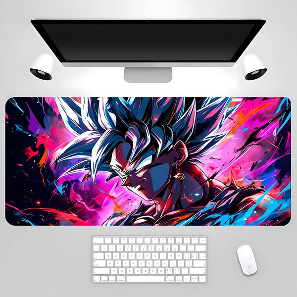 Une image d'un tapis de souris avec un personnage de l'anime Dragon Ball Z, Son Goku. Il est représenté en train de se mettre en position pour un combat, avec les cheveux bleus et les yeux bleus. Le tapis de souris est entouré d'un cadre noir.,TA-3734248574