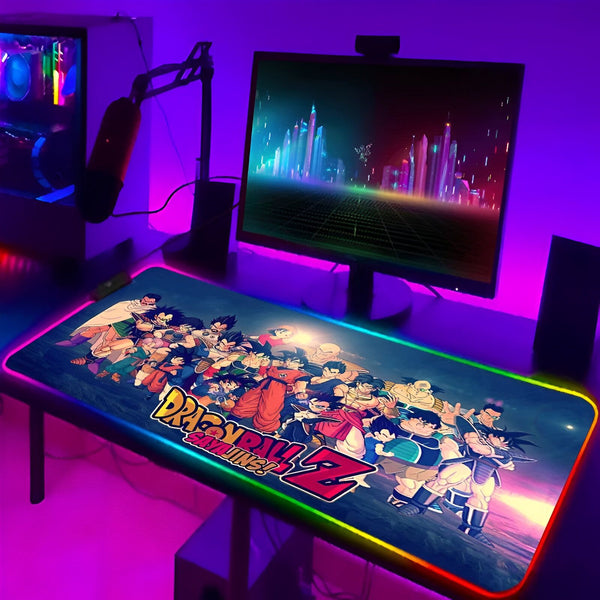 L'image représente un tapis de souris géant avec les personnages du dessin animé Dragon Ball Z. Le tapis de souris est posé sur un bureau et est éclairé par des lumières LED violettes.,TA-8545838727,TA-8980792263,TA-9238047596