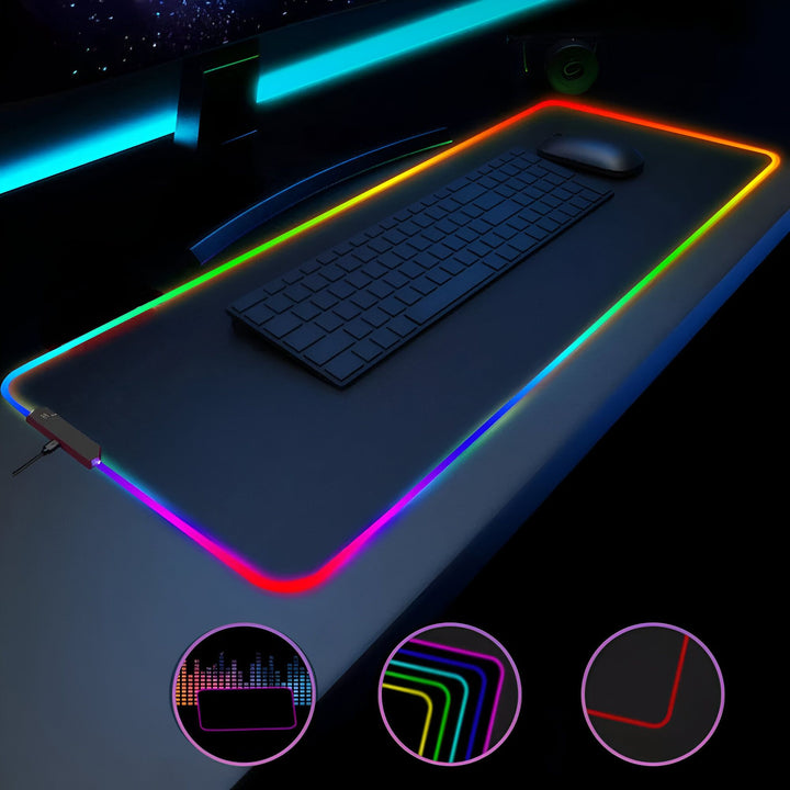 L'image montre un tapis de souris RGB avec un clavier et une souris dessus. Le tapis de souris est éclairé par des LED RVB et a une bordure cousue. Le clavier est noir avec des touches rétroéclairées RVB. La souris est noire avec un logo RVB.,TA-8545838727,TA-8980792263,TA-9238047596