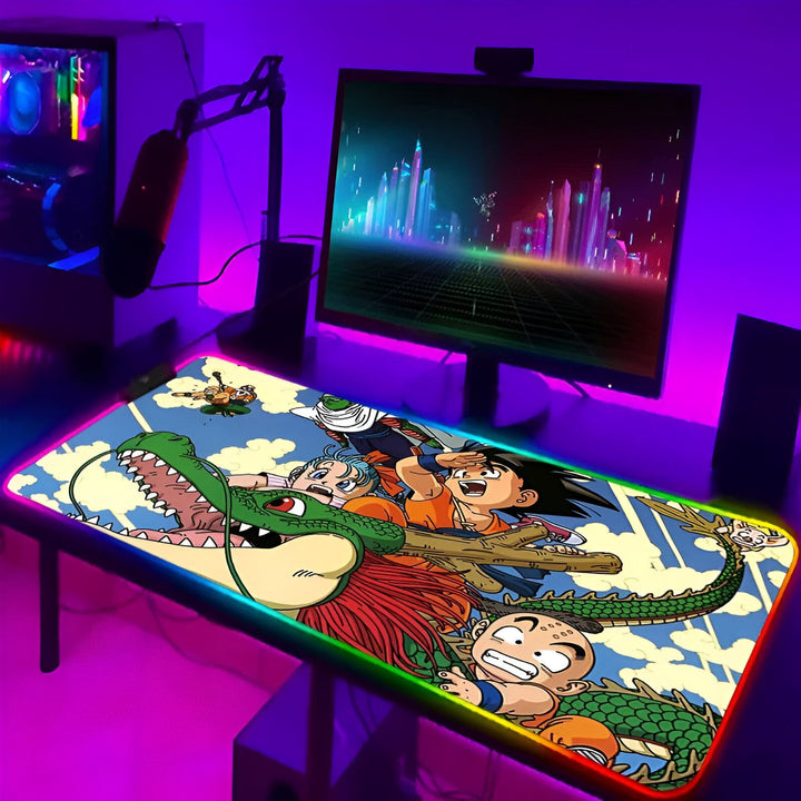 L'image représente un tapis de souris de couleur verte avec un motif de Dragon Ball Z. On peut y voir Goku, Bulma, Krilin et Gohan chevauchant Shenron. Le tapis de souris est éclairé par une lumière LED RGB.,TA-1089343930,TA-8841159316,TA-2191198376