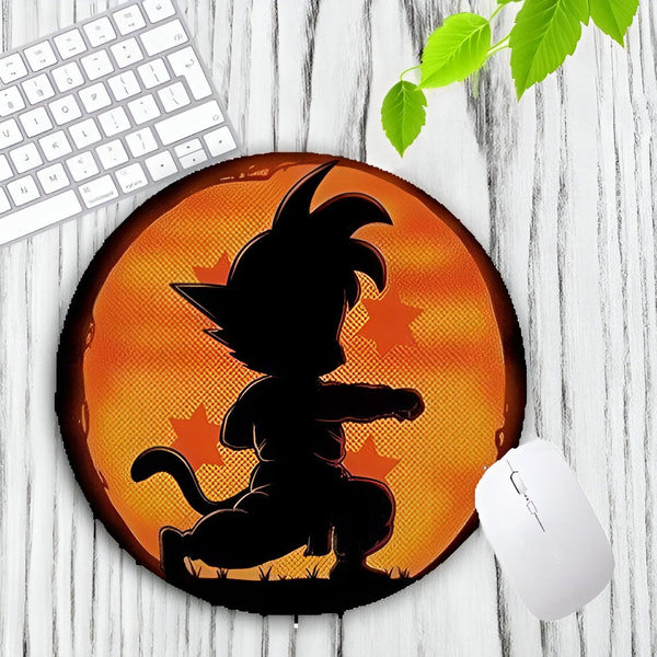 Une image d'un tapis de souris rond avec le personnage de Son Goku de la série Dragon Ball Z. Son Goku est représenté en silhouette noire sur un fond orange avec des étoiles à quatre branches.,TA-6786610366