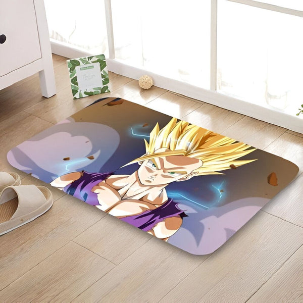 Une image de Son Gohan, un personnage de la série animée Dragon Ball Z. Il est représenté en train de se battre, avec ses cheveux blonds hérissés et sa combinaison violette. Le tapis est posé sur un sol en bois clair, à côté d'une plante verte et d'un cadre photo.,TA-9288804048,TA-2145654763