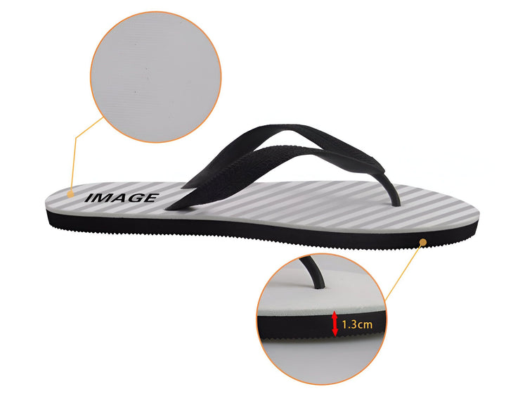 Une image de tongs grises et blanches avec une semelle noire. Les tongs ont une bride noire et une semelle blanche avec des rayures grises. La semelle mesure 1,3 cm d'épaisseur.,TO-0137796048,TO-5712475693,TO-8377505452,TO-9952026145,TO-8926712508,TO-2471104398