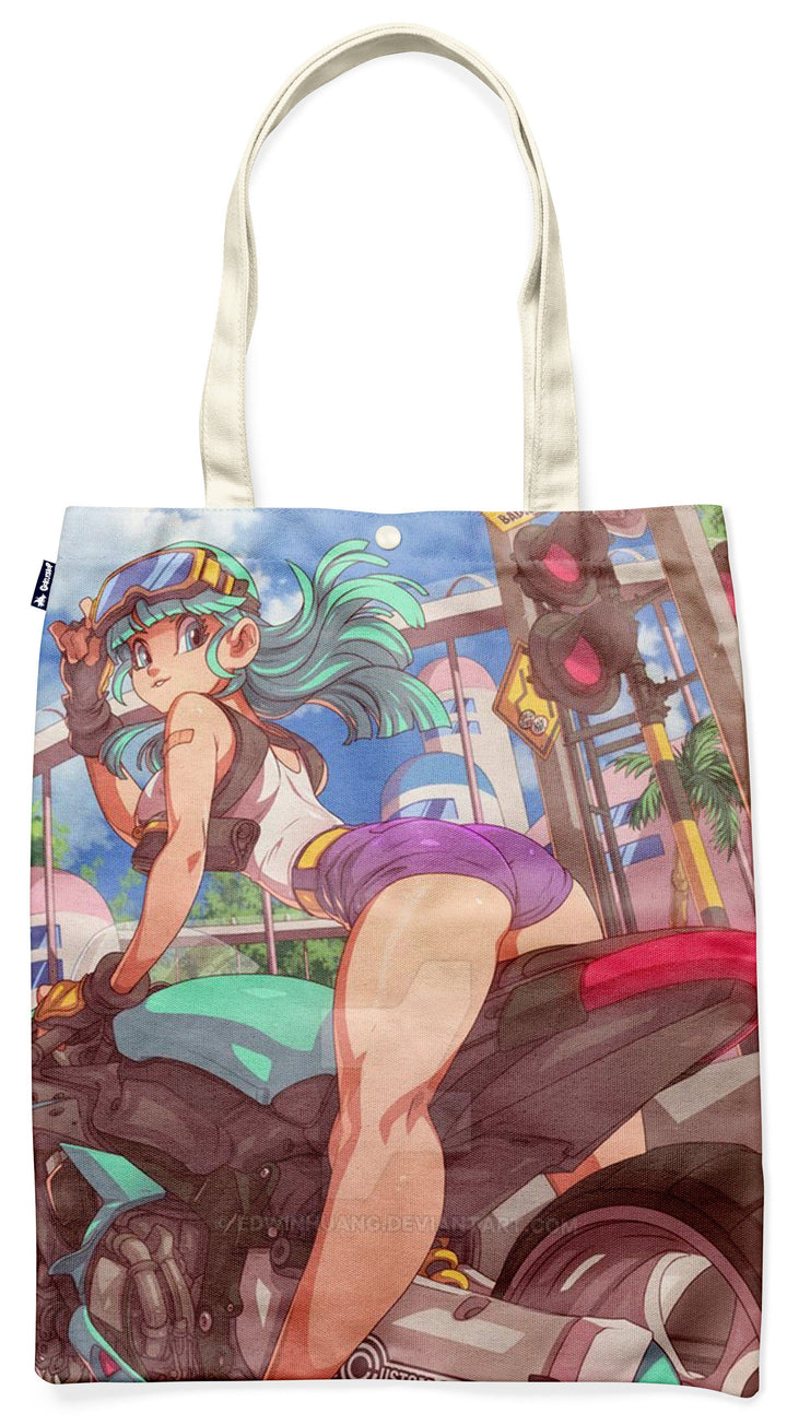 Bulma est assise sur une moto et porte un casque. Elle est vêtue d'un débardeur blanc et d'un short violet. Elle a des cheveux verts et des yeux bleus. La moto est rouge et noire. L'arrière-plan est une ville avec des bâtiments et des arbres.,TO-6738227981