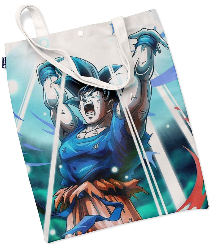 Le tote bag représente Son Goku, un personnage de la série animée japonaise Dragon Ball Z. Il est vêtu de son costume de combat bleu et orange et est en pleine action, les cheveux hérissés et les poings levés, prêt à attaquer. En arrière-plan, on peut voir des éclairs bleus et blancs.,TO-9466849603