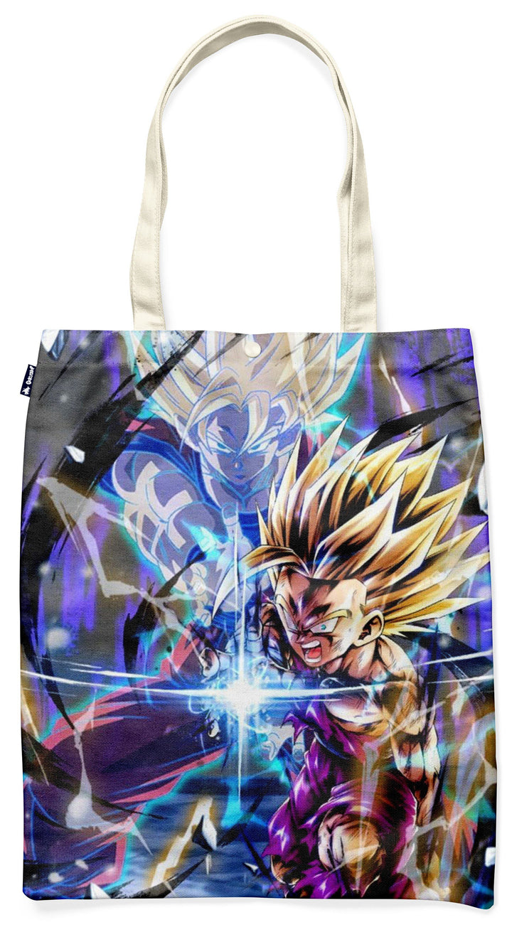 Le tote bag représente Son Gohan, un personnage du manga Dragon Ball Z. Il est le fils de Son Goku et de Chichi. Il est mi-saiyen et mi-humain. Il a les cheveux blonds et les yeux bleus. Il porte une combinaison de combat violette et une ceinture bleue. Il est en train de se battre contre un adversaire invisible.,TO-9369876561