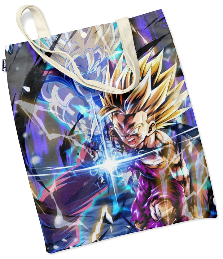Le tote bag représente Son Gohan, un personnage du manga Dragon Ball Z. Il est en train de se battre contre un adversaire. Le tote bag est de couleur blanche et possède des anses blanches.,TO-9369876561