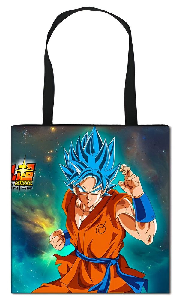 Le tote bag représente Son Goku, un personnage de la série animée Dragon Ball Super. Il est vêtu de son costume orange et bleu et est en position de combat. En arrière-plan, on peut apercevoir un ciel étoilé.,TO-7120457292