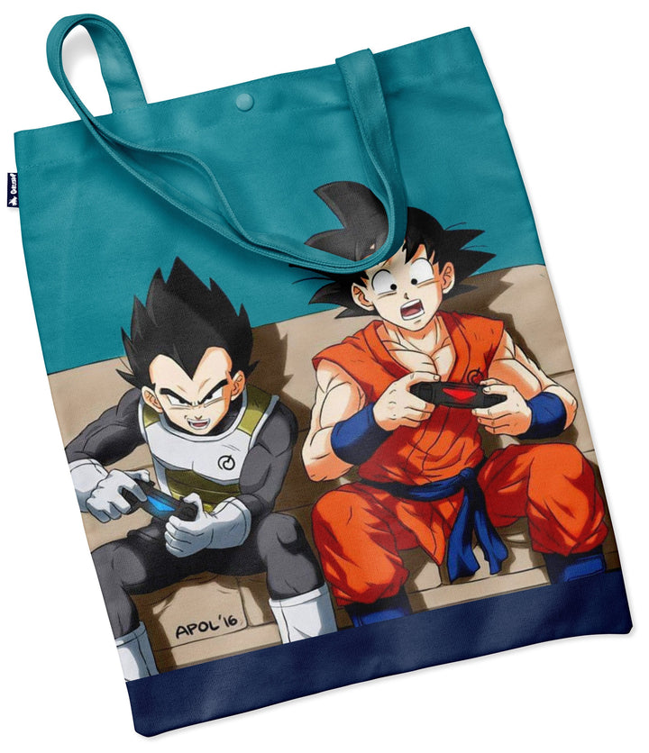 L'image représente un sac fourre-tout en toile de couleur bleu turquoise avec une image de Goku et Vegeta, deux personnages du dessin animé Dragon Ball Z. Goku est assis à gauche, vêtu d'une combinaison orange et bleue, et Vegeta est assis à droite, vêtu d'une combinaison bleue et jaune. Ils sont tous deux en train de jouer à des jeux vidéo. Le sac fourre-tout est parfait pour transporter des livres, des cahiers, des vêtements ou tout autre objet.,TO-4432711469