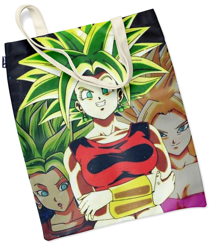 L'image représente un sac fourre-tout en toile de couleur blanche avec une image de trois personnages féminins de la série animée Dragon Ball Z. Les personnages sont représentés de gauche à droite : Caulifla, Kale et Broly. Caulifla est une Saiyanne à la peau claire et aux cheveux verts. Elle porte une combinaison de combat orange et jaune. Kale est une Saiyanne à la peau foncée et aux cheveux verts. Elle porte une combinaison de combat rose et noire. Broly est une Saiyanne légendaire à la pea,TO-2451115386