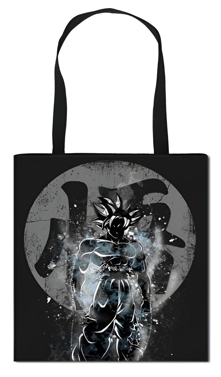 Le tote bag représente Son Goku, un personnage de la série animée Dragon Ball Z. Il est vêtu de son costume de combat et est en position de combat. Le fond est noir et le dessin est blanc et gris.,TO-0309277973