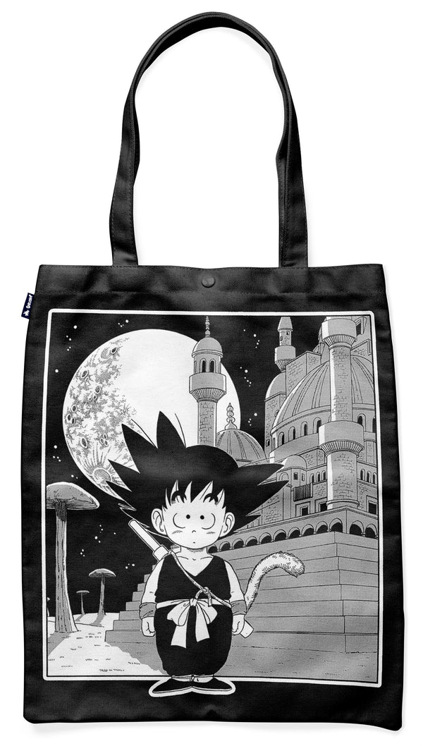 Une image en noir et blanc de Son Goku, un personnage de la série animée Dragon Ball Z. Il est debout devant un château, la nuit. La lune est pleine et il y a des étoiles dans le ciel.,TO-0300233418