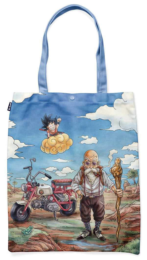 L'image représente un sac fourre-tout en toile de couleur bleu clair avec des anses bleu foncé. Le sac est illustré d'une scène du manga Dragon Ball. On y voit Goku, un jeune garçon, chevauchant un nuage magique, et Tortue Géniale, un vieil homme, marchant à côté d'une moto.,TO-0186094558