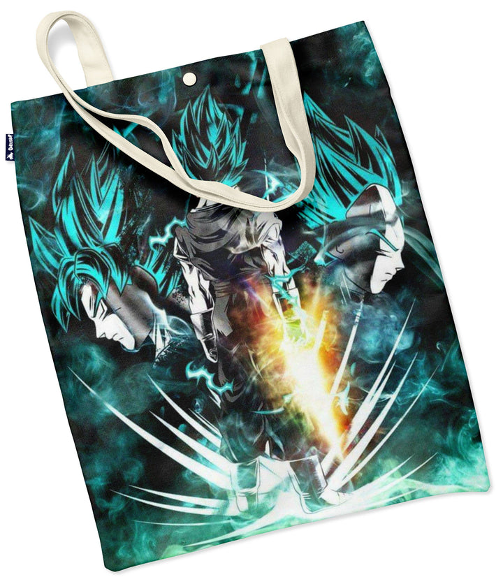 Le tote bag représente Son Goku, un personnage de la série animée Dragon Ball Z. Il est en train de se battre contre un ennemi. Le tote bag est de couleur bleu et noir.,TO-7641804136