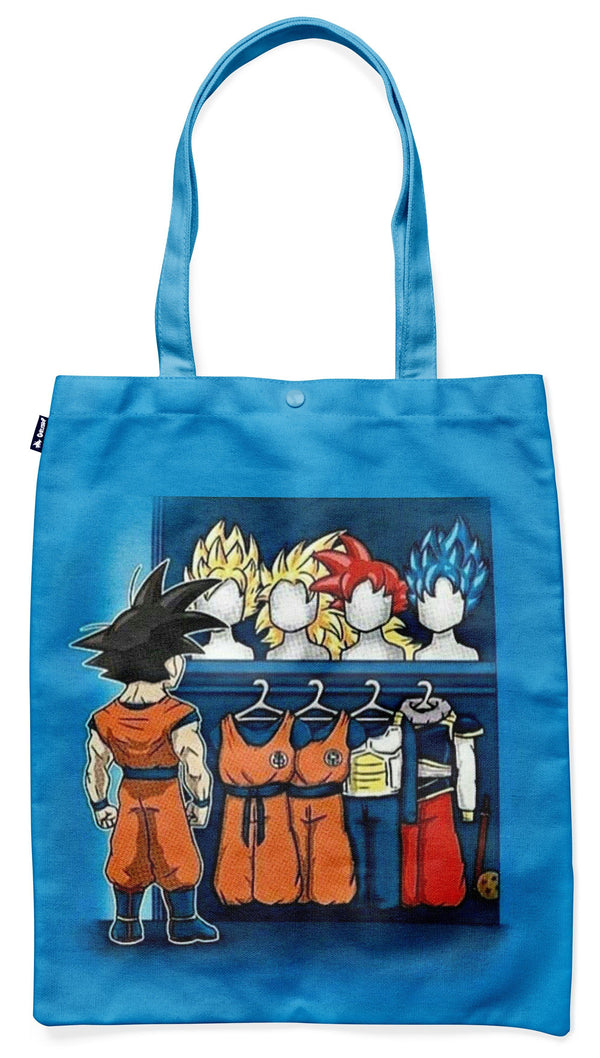 L'image représente un sac fourre-tout bleu avec une illustration de Son Goku, un personnage de la série animée Dragon Ball Z. Son Goku est représenté en train de choisir une tenue parmi plusieurs costumes suspendus à un portant. Les costumes sont tous des tenues de combat orange et bleue, caractéristiques de la série Dragon Ball Z.,TO-8465353964