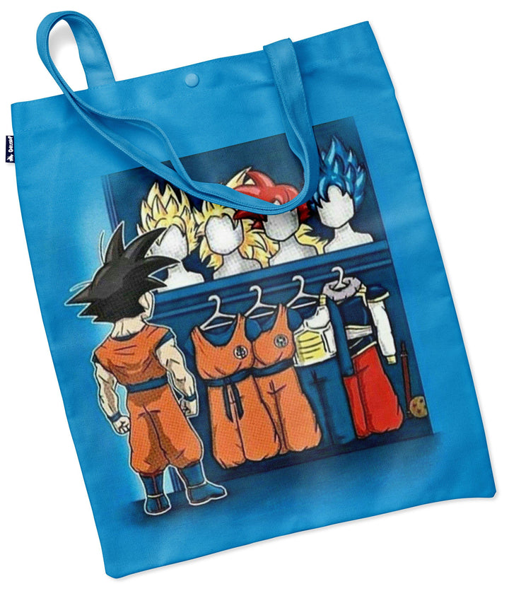 L'image représente un sac fourre-tout bleu avec une illustration de Son Goku, un personnage de la série animée Dragon Ball Z. Son Goku est debout devant une armoire ouverte, et regarde les différents costumes qu'il peut porter.,TO-8465353964