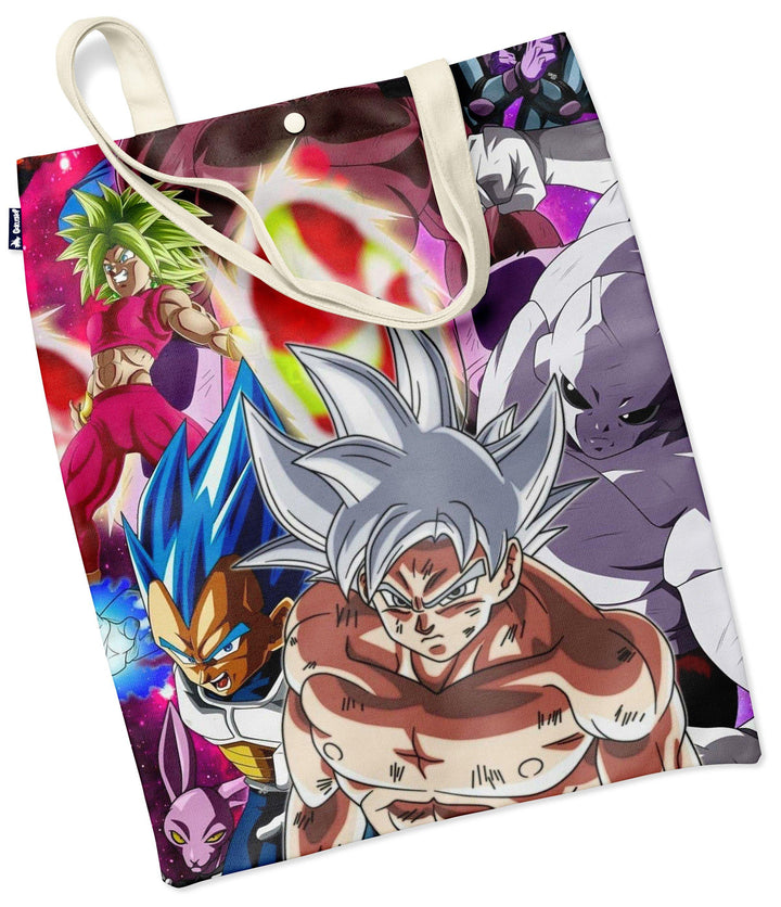 L'image montre un sac fourre-tout Dragon Ball Z avec Goku, Vegeta, Broly et Beerus. Goku est un Saiyan avec des cheveux noirs et des yeux bleus. Il porte une combinaison orange et bleue. Vegeta est un Saiyan avec des cheveux noirs et des yeux bleus. Il porte une combinaison bleue et jaune. Broly est un Saiyan avec des cheveux verts et des yeux bleus. Il porte une combinaison violette et jaune. Beerus est un dieu de la destruction avec des cheveux blancs et des yeux bleus. Il porte une combinaison noire et