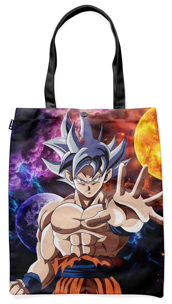 Le tote bag représente Son Goku, un personnage de la série animée Dragon Ball Z. Il est vêtu de son costume de combat orange et bleu et est en position de combat. En arrière-plan, on peut voir la planète Terre et une autre planète, ainsi que des étoiles et des galaxies.,TO-4495807404