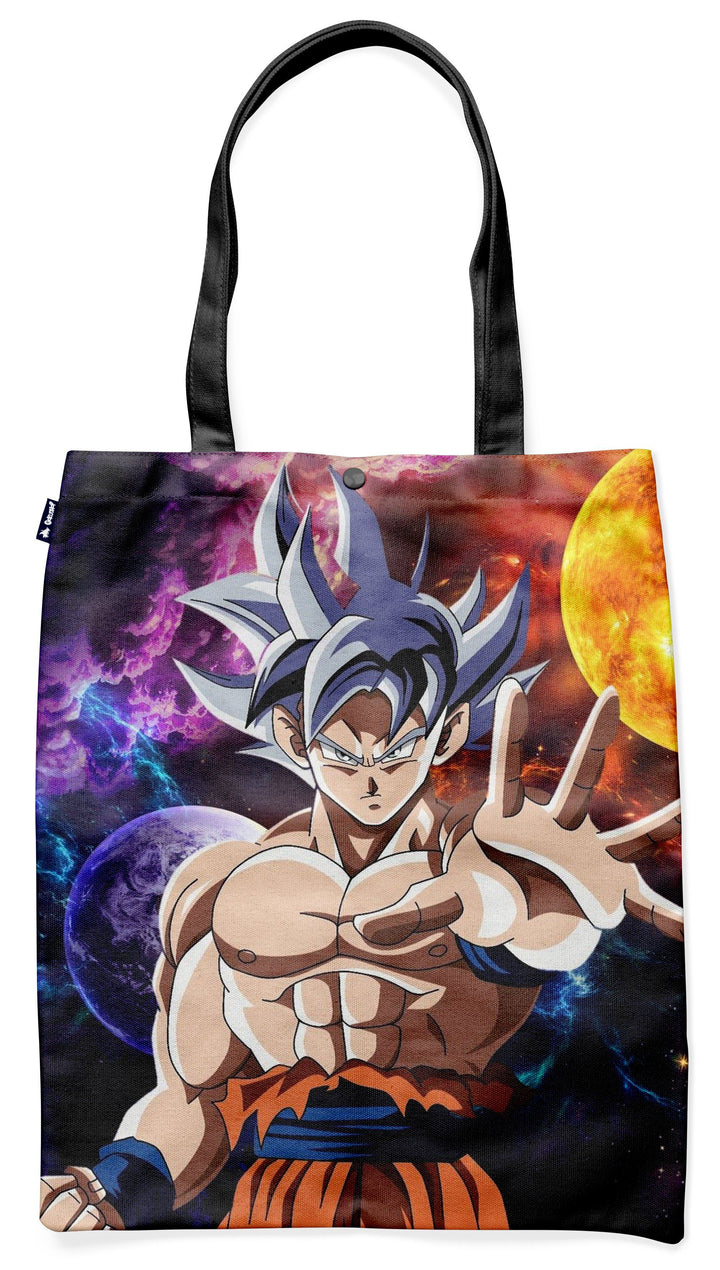 Le tote bag représente Son Goku, un personnage de la série animée Dragon Ball Z. Il est vêtu de son costume de combat orange et bleu et est en position de combat. En arrière-plan, on peut voir la planète Terre et une autre planète, ainsi que des étoiles et des galaxies.,TO-4495807404