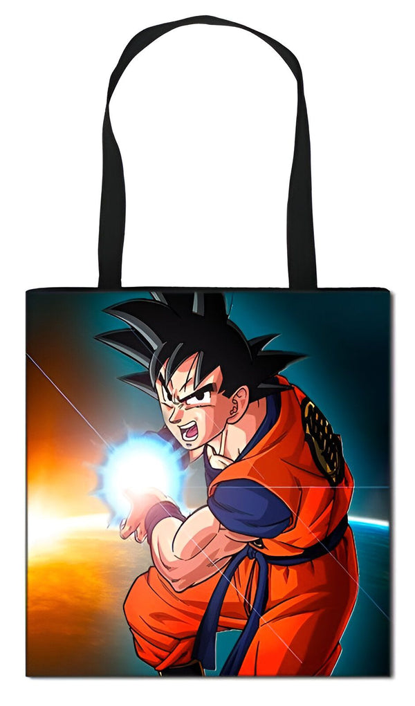 Le tote bag représente Son Goku, un personnage de la série animée japonaise Dragon Ball Z. Il est vêtu de son costume orange et bleu et est en position de combat. En arrière-plan, on peut voir une planète et une galaxie.,TO-558969020X