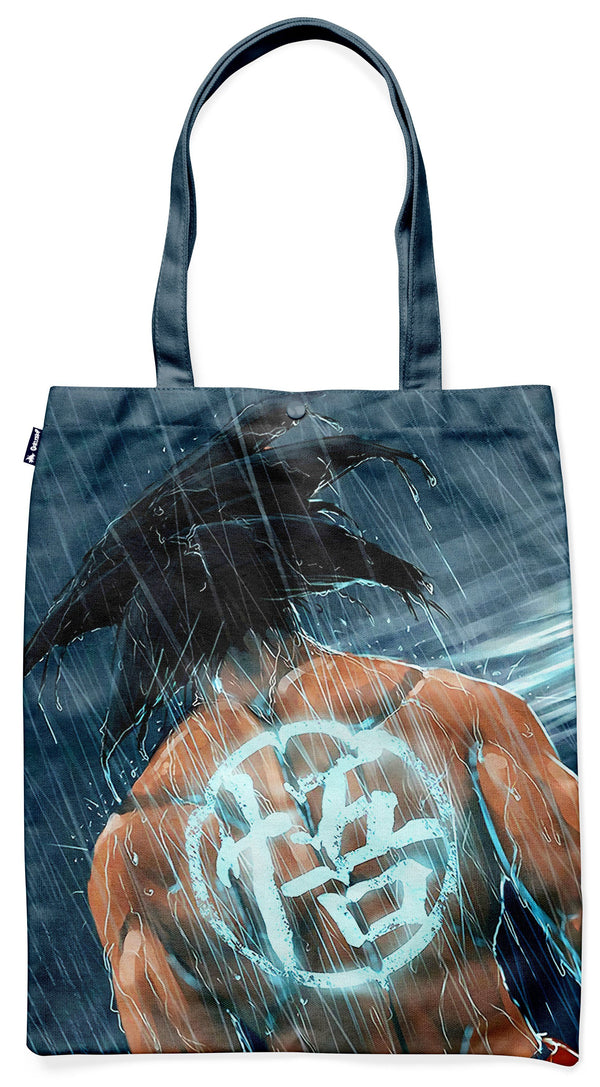 Un sac fourre-tout en toile avec une image de Son Goku, un personnage de la série animée Dragon Ball Z. Son Goku est représenté de dos, avec les cheveux noirs hérissés et le symbole de la tortue sur le dos. Il est en train de se battre sous la pluie.,TO-2479190919