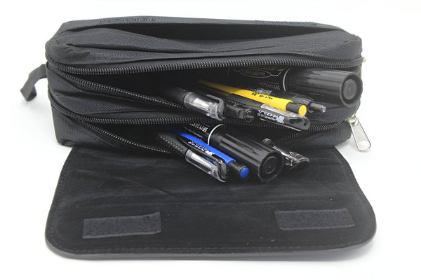 L'image montre une trousse noire ouverte avec des fournitures scolaires à l'intérieur, notamment des stylos, des crayons et des marqueurs.,TR-5488247157