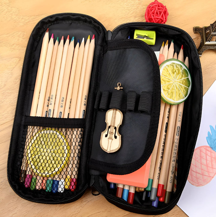 Une trousse noire ouverte avec des fournitures scolaires à l'intérieur, y compris des crayons de couleur, une gomme, un taille-crayon et une règle.,TR-2403701351