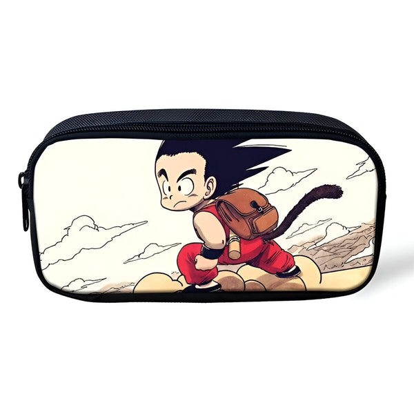 Une trousse d'écolier à l'effigie de Son Goku, un personnage de Dragon Ball Z. Il est représenté debout sur un nuage, avec son bâton à la main. La trousse est de couleur noire et possède une fermeture éclair.,TR-3416757335