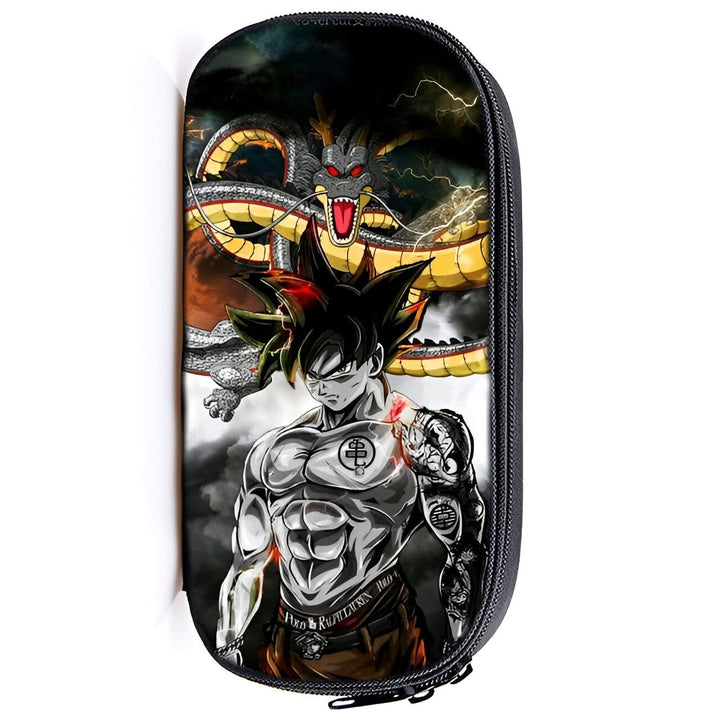 Une trousse noire avec une image de Son Goku, un personnage de Dragon Ball Z. Il est représenté avec les cheveux noirs et les yeux bleus, et porte une combinaison orange et bleue. Il est entouré de nuages et de fumée, et on peut voir un dragon derrière lui.,TR-3519037378