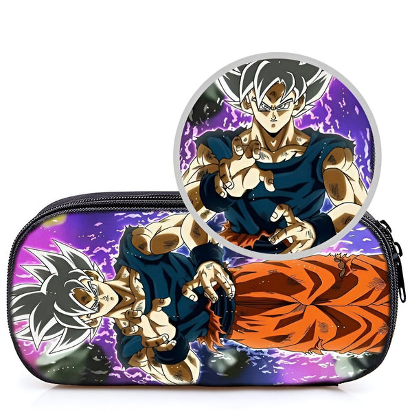 L'image représente une trousse d'écolier à l'effigie du personnage de Son Goku, un personnage de la série animée Dragon Ball Z. La trousse est de couleur bleue et noire et est ornée d'une image de Son Goku en train de se battre.,TR-1062879252