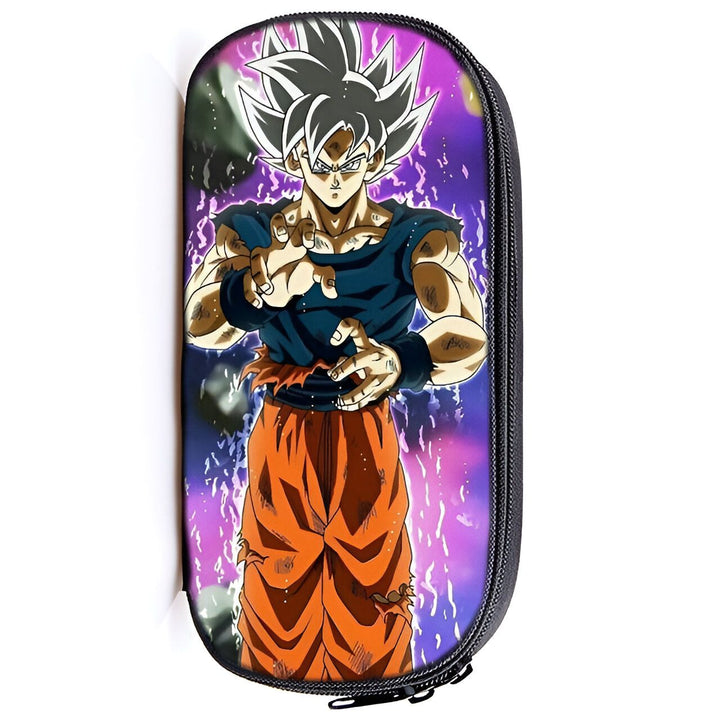 Une trousse scolaire Dragon Ball Z avec Son Goku, le personnage principal de la série, en train de se battre.,TR-1062879252