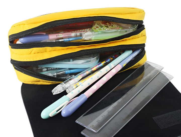 Une trousse jaune ouverte avec des fournitures scolaires qui dépassent.,TR-9882928196