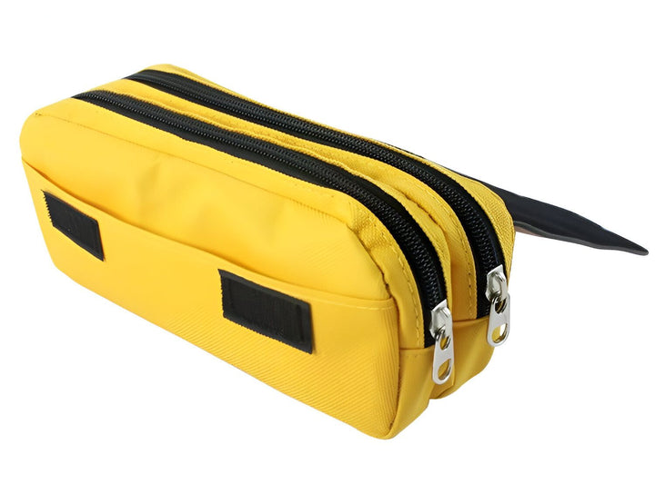 Une trousse jaune à trois compartiments zippés.,TR-9882928196